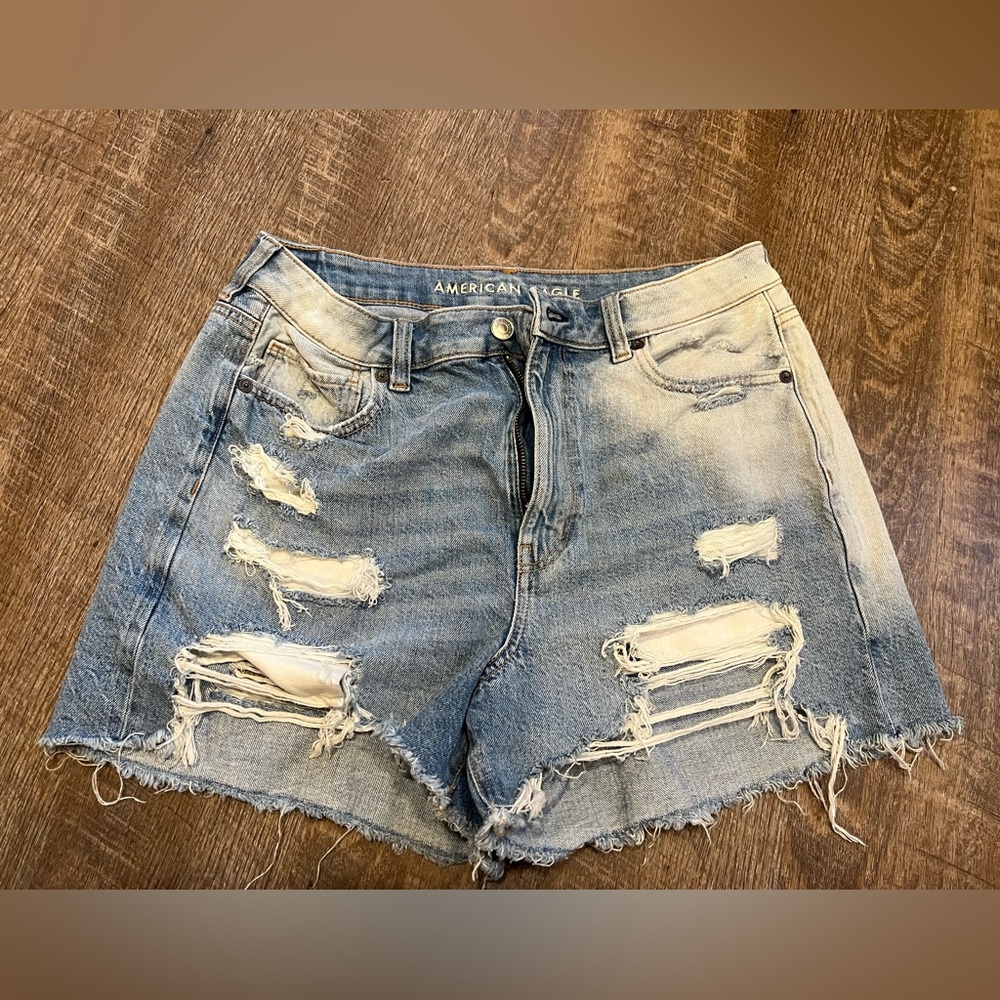 Womens american eagle size 12 mom shorts.